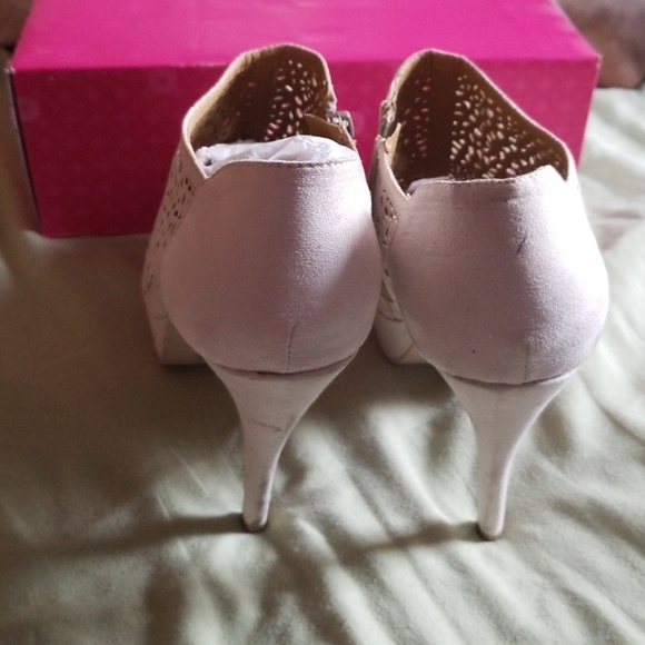 Shoes - Picture 5 of 7